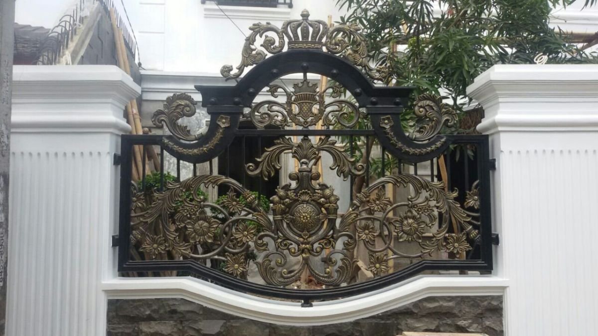 pagar-besi-tempa-klasik-rumah-mewah
